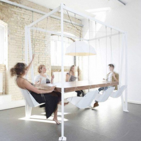 Meja kerja dengan kursi menggantung yang unik